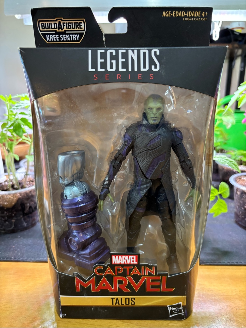 LEGENDS SERIES CAPTAIN MARVEL/ TALOS FIGURE.